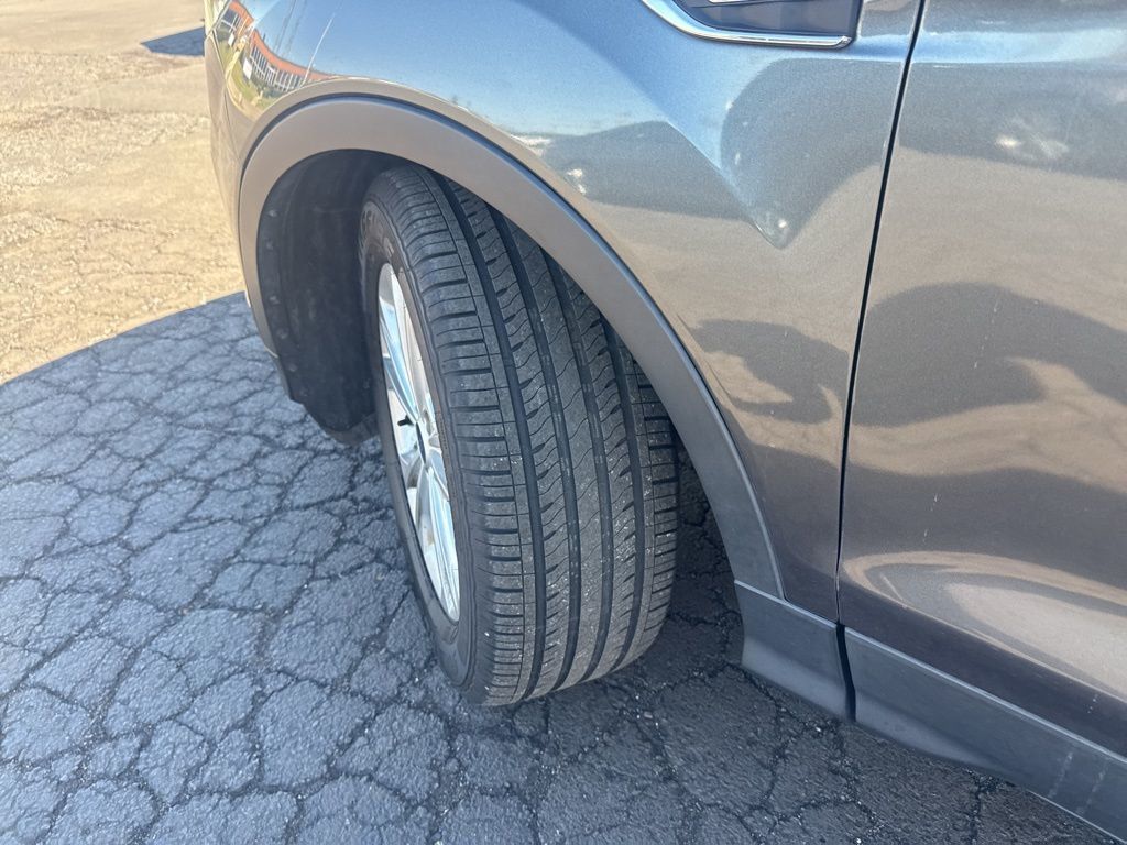 2017 Ford Escape SE FWD - 23002440 - 2