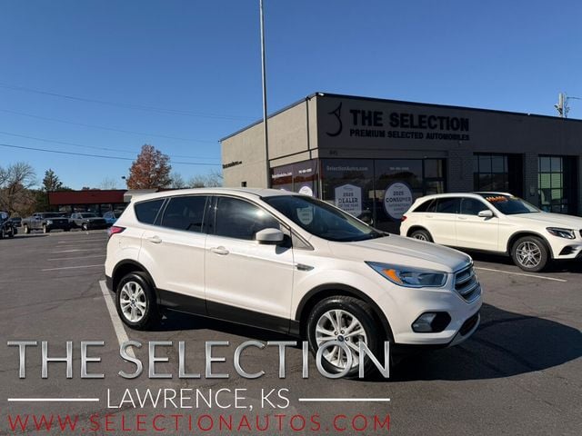 2017 Ford Escape SE FWD W/ BACK UP CAMERA & BLUETOOTH - 22940141 - 0