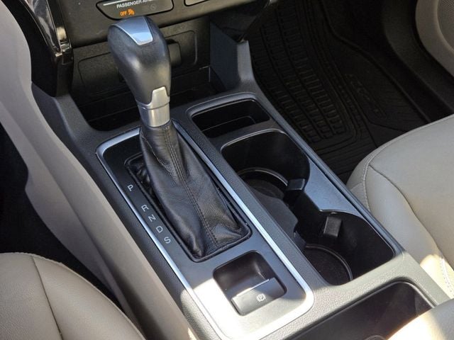 2017 Ford Escape Titanium 4WD - 22933240 - 19