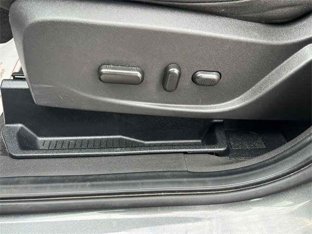 2017 Ford Escape Titanium 4WD - 22969503 - 11