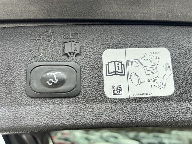 2017 Ford Escape Titanium 4WD - 22969503 - 16