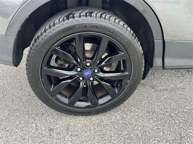 2017 Ford Escape Titanium 4WD - 22969503 - 18