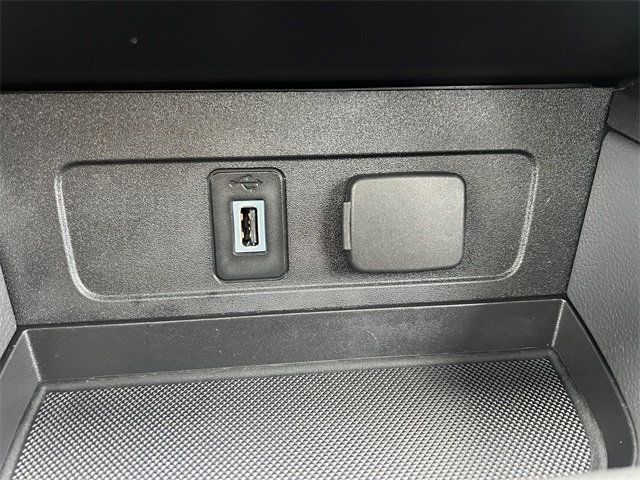 2017 Ford Escape Titanium 4WD - 22969503 - 29