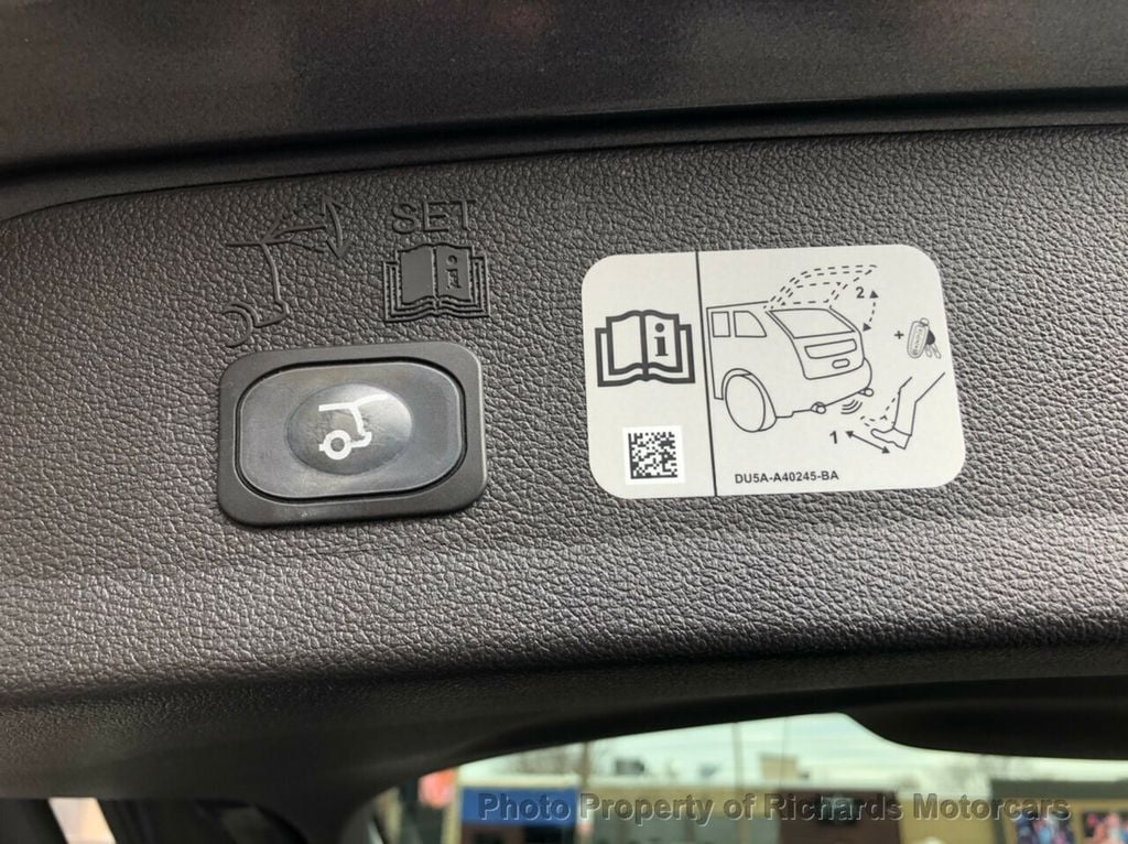 2017 Ford Escape Titanium 4WD - 20458271 - 11