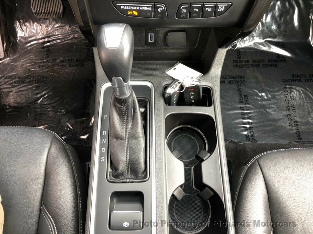 2017 Ford Escape Titanium 4WD - 20458271 - 19