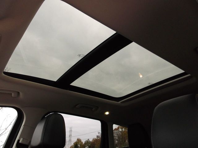 2017 Ford ESCAPE  SE LEATHER ONE OWNER  LEATHER INTERIOR  PANORAMIC MOONROOF  BLIND SPOT - 19348629 - 10