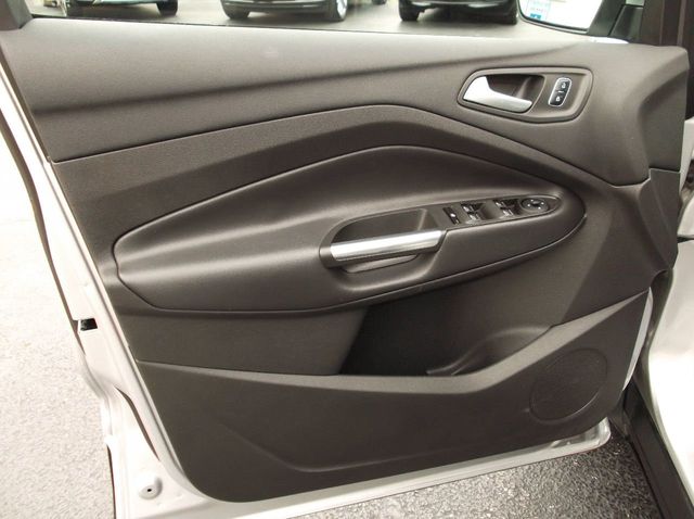 2017 Ford ESCAPE  SE LEATHER ONE OWNER  LEATHER INTERIOR  PANORAMIC MOONROOF  BLIND SPOT - 19348629 - 11