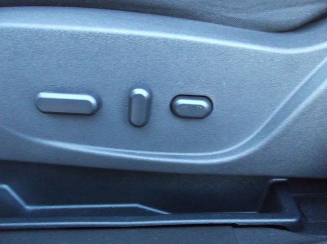 2017 Ford ESCAPE  SE LEATHER ONE OWNER  LEATHER INTERIOR  PANORAMIC MOONROOF  BLIND SPOT - 19348629 - 14