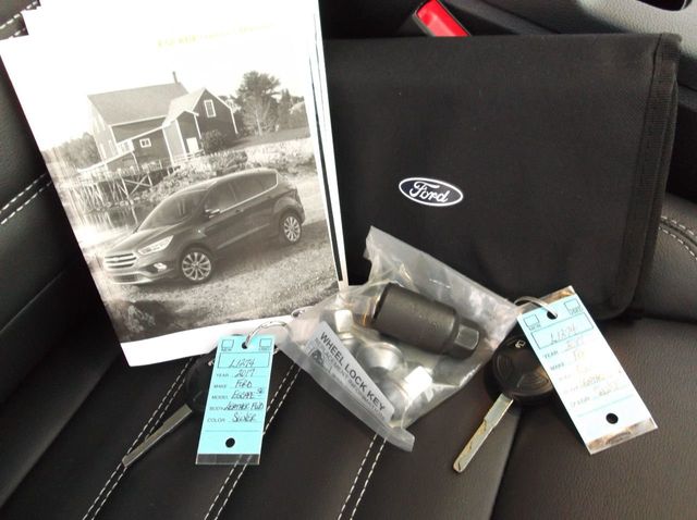 2017 Ford ESCAPE  SE LEATHER ONE OWNER  LEATHER INTERIOR  PANORAMIC MOONROOF  BLIND SPOT - 19348629 - 32