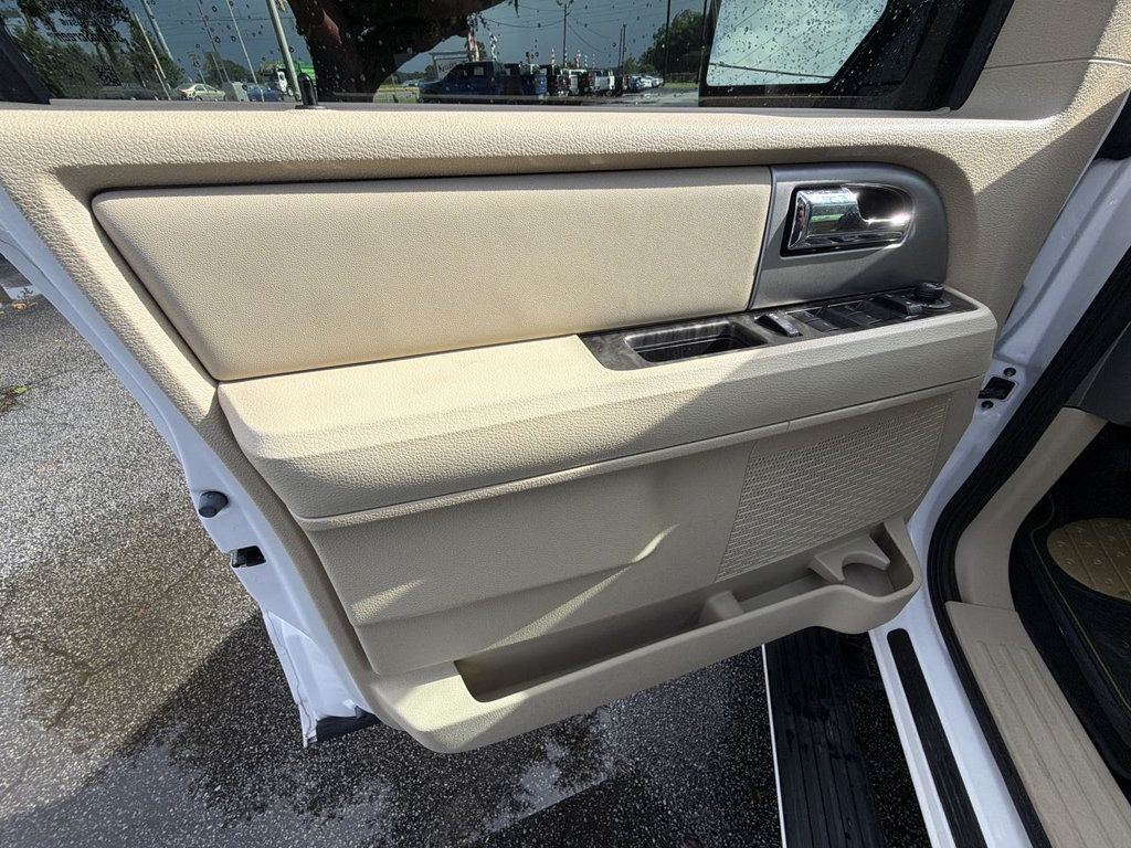 Ford Expedition Limited 4x2 photo 12