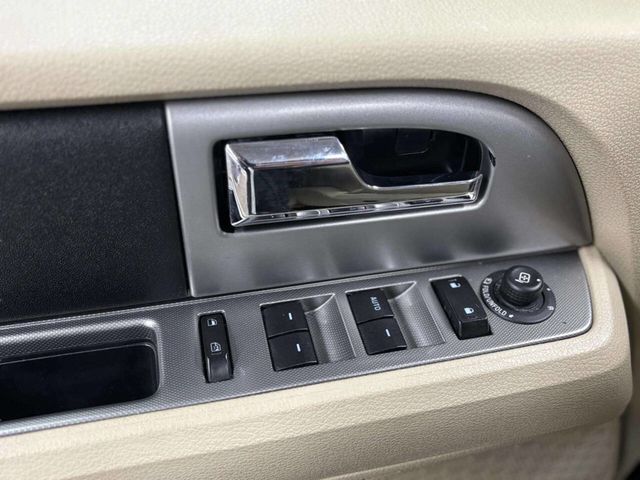 2017 Ford Expedition XLT 4x2 - 23011243 - 32