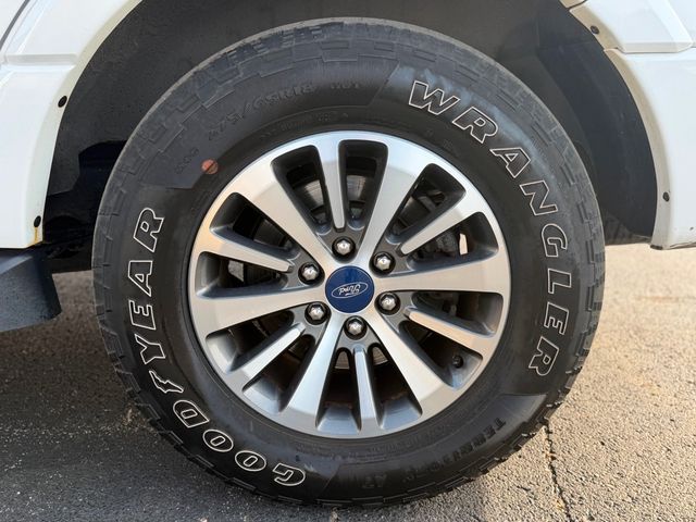 2017 Ford Expedition XLT 4x4 - 23003639 - 38