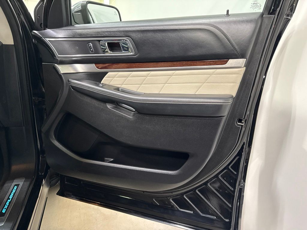 2017 Ford Explorer Platinum 4WD - 23072267 - 31