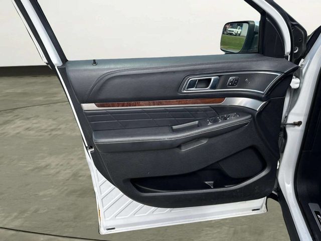 2017 Ford Explorer Platinum 4WD - 23051496 - 9