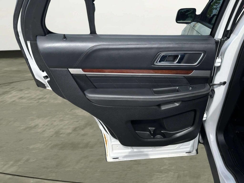 2017 Ford Explorer Platinum 4WD - 23051496 - 11