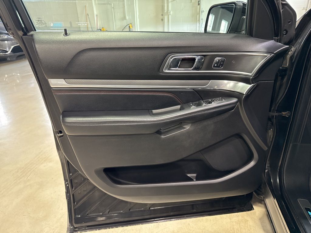 2017 Ford Explorer Sport 4WD - 23013279 - 29