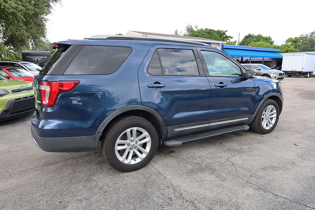 2017 Ford Explorer XLT photo 2