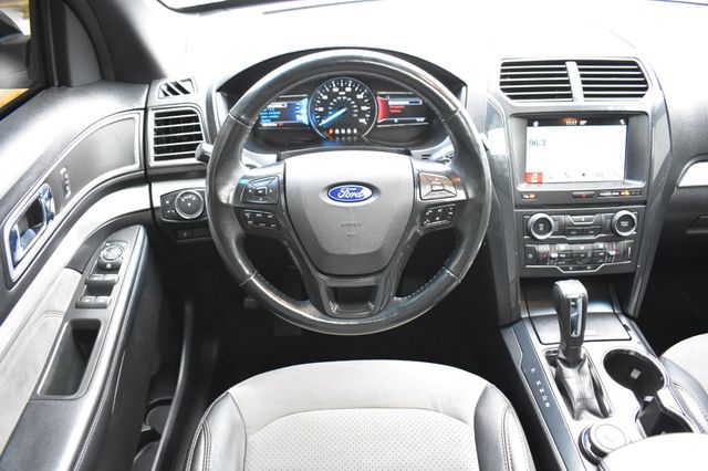 2017 Ford Explorer XLT 4WD - 22983843 - 29