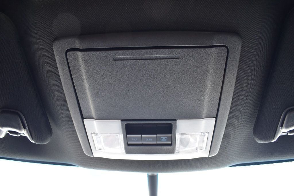 2017 Ford Explorer XLT 4WD - 22983843 - 40