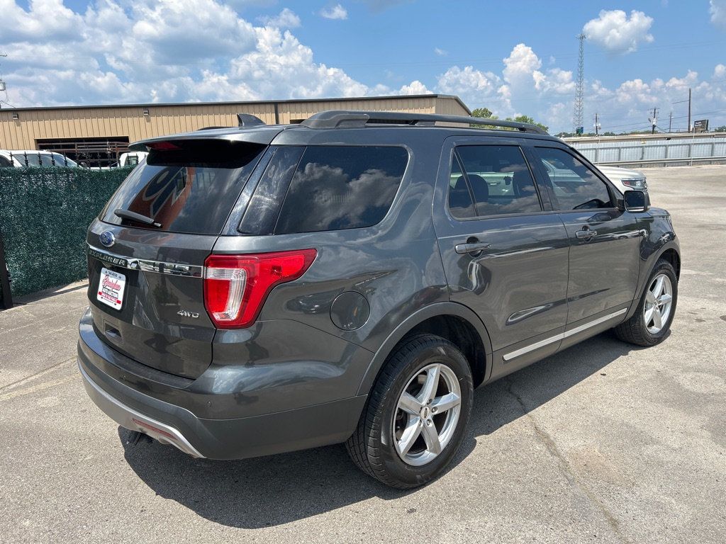 2017 Ford Explorer XLT photo 2