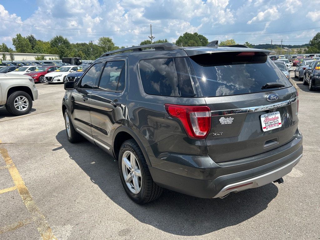 2017 Ford Explorer XLT photo 4