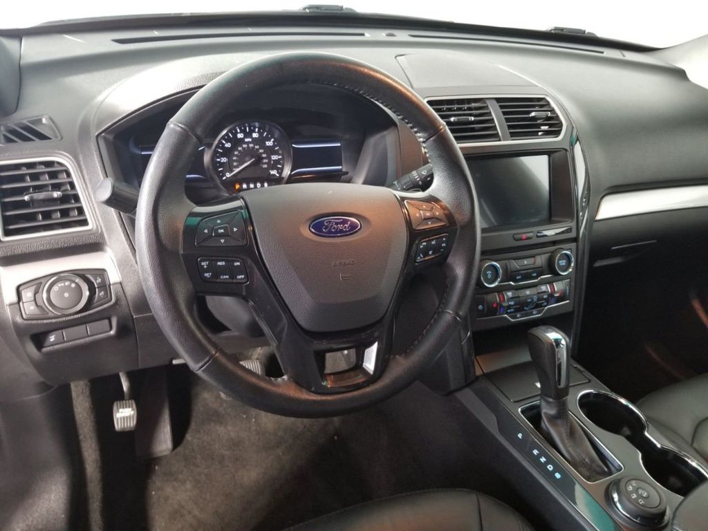 2017 Ford Explorer XLT 4WD - 18571679 - 5
