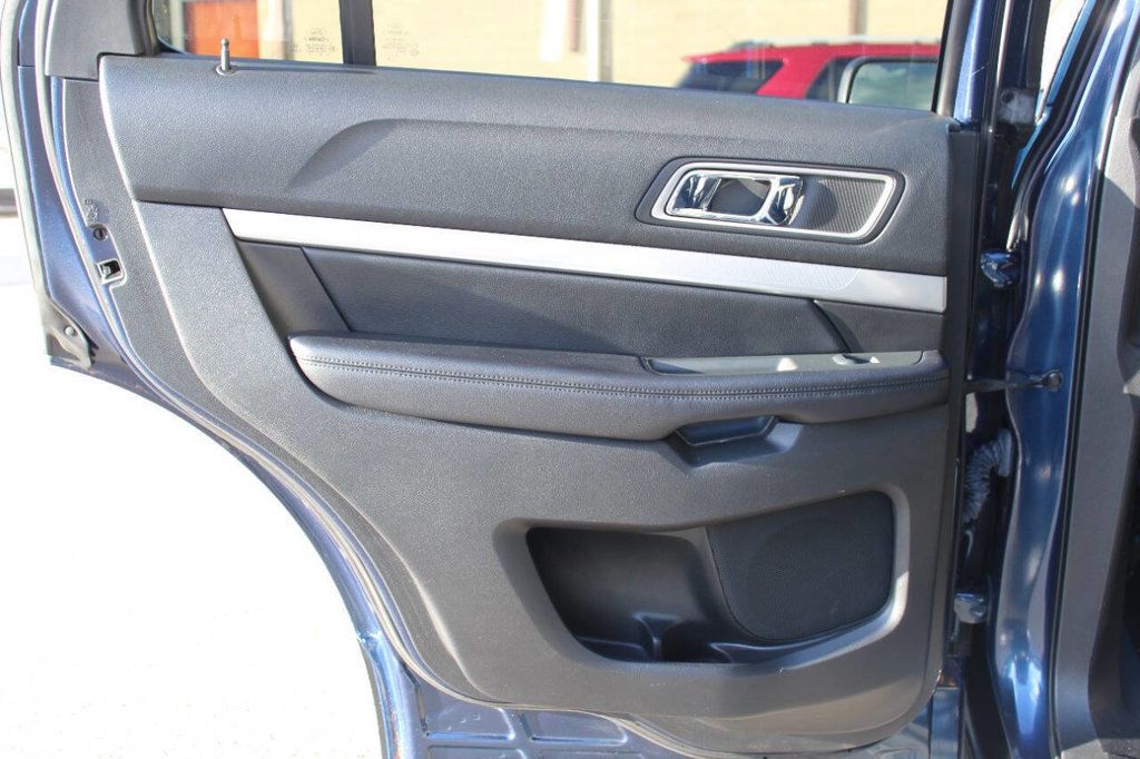 2017 Ford Explorer XLT 4WD - 22912355 - 11