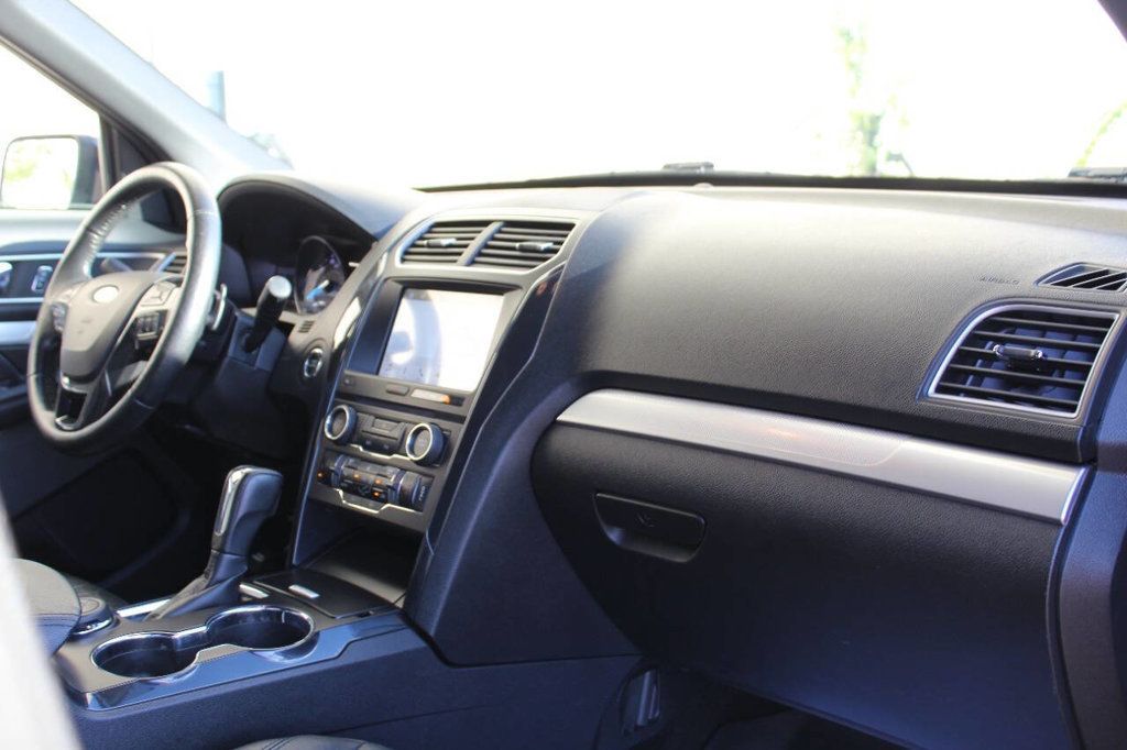 2017 Ford Explorer XLT 4WD - 22912355 - 16