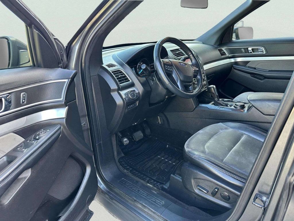 2017 Ford Explorer XLT 4WD - 23043548 - 9