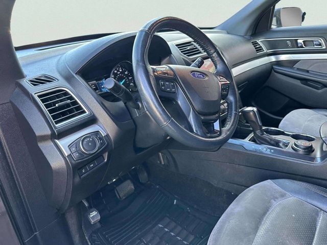 2017 Ford Explorer XLT 4WD - 23043548 - 10