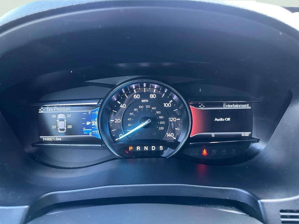 2017 Ford Explorer XLT 4WD - 23043548 - 24