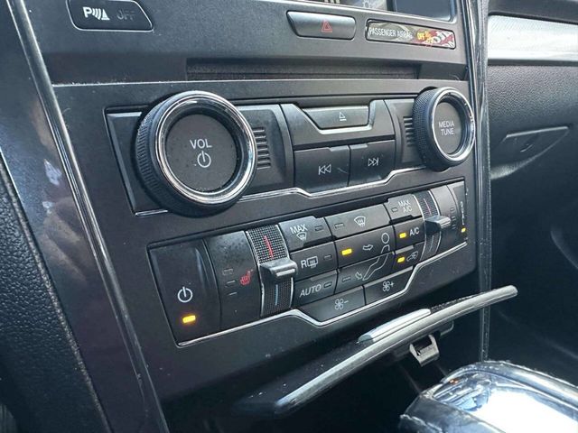 2017 Ford Explorer XLT 4WD - 23043548 - 29