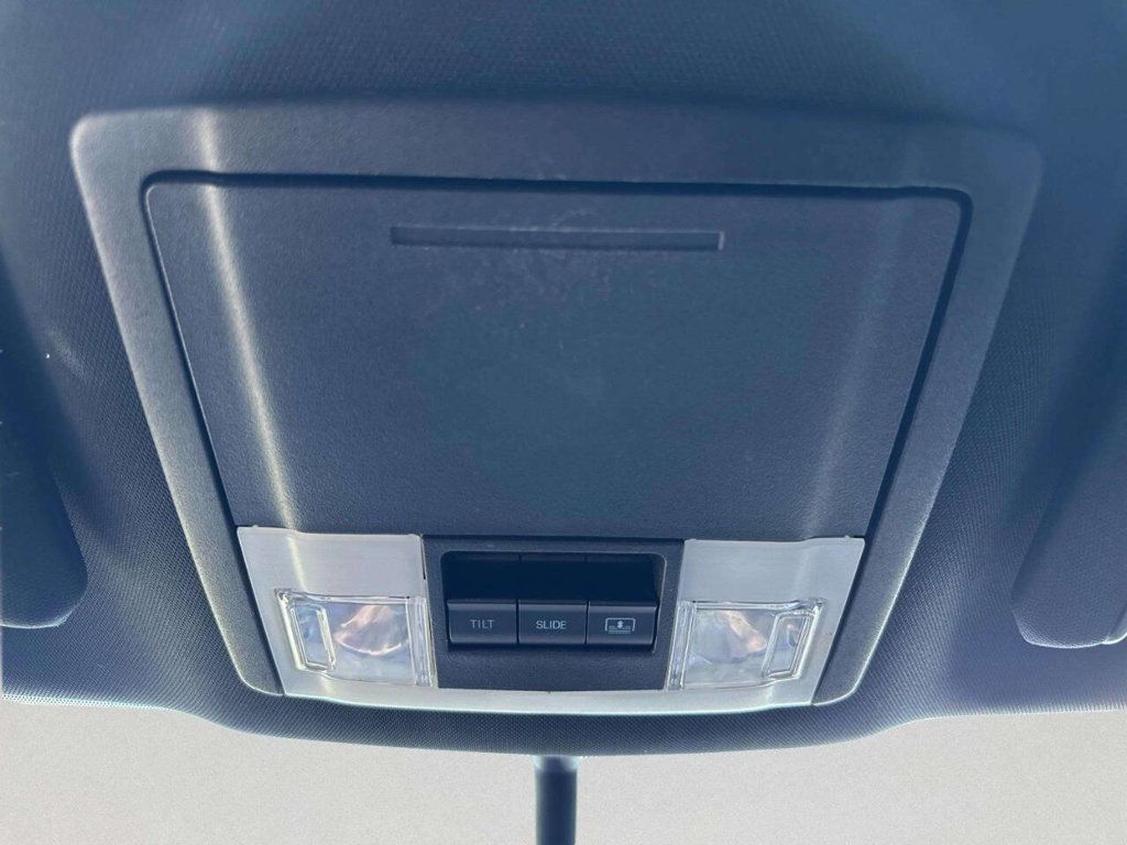2017 Ford Explorer XLT 4WD - 23043548 - 31