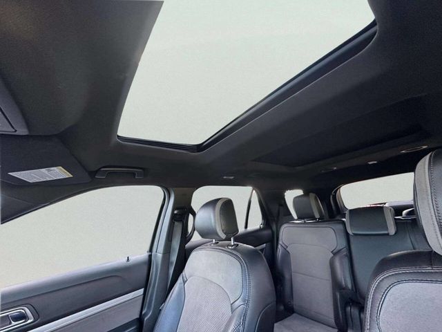 2017 Ford Explorer XLT 4WD - 23043548 - 32