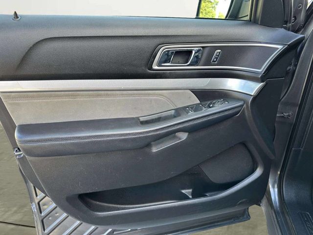 2017 Ford Explorer XLT 4WD - 23043548 - 8
