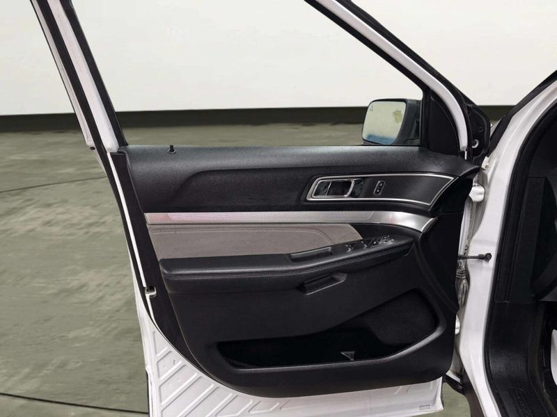 2017 Ford Explorer XLT 4WD - 23050916 - 12