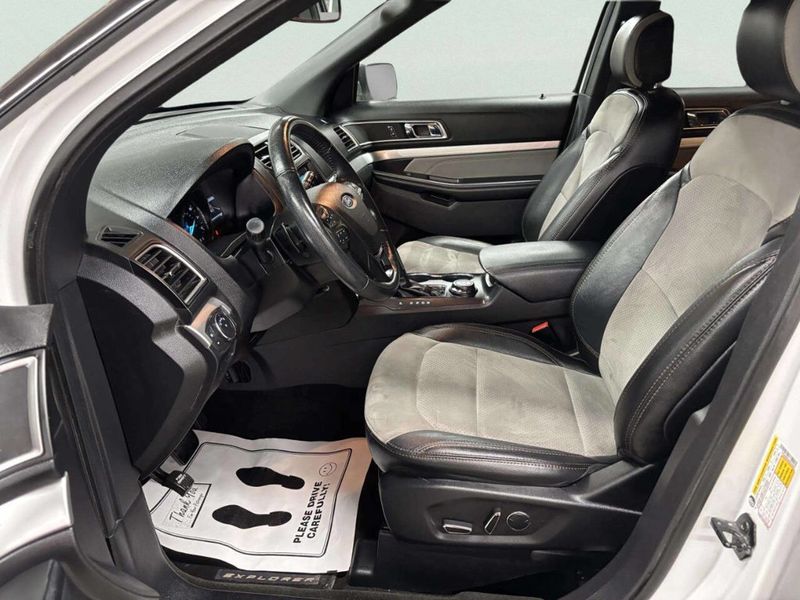 2017 Ford Explorer XLT 4WD - 23050916 - 14