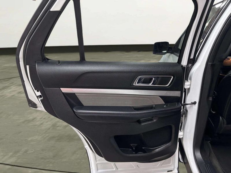 2017 Ford Explorer XLT 4WD - 23050916 - 15