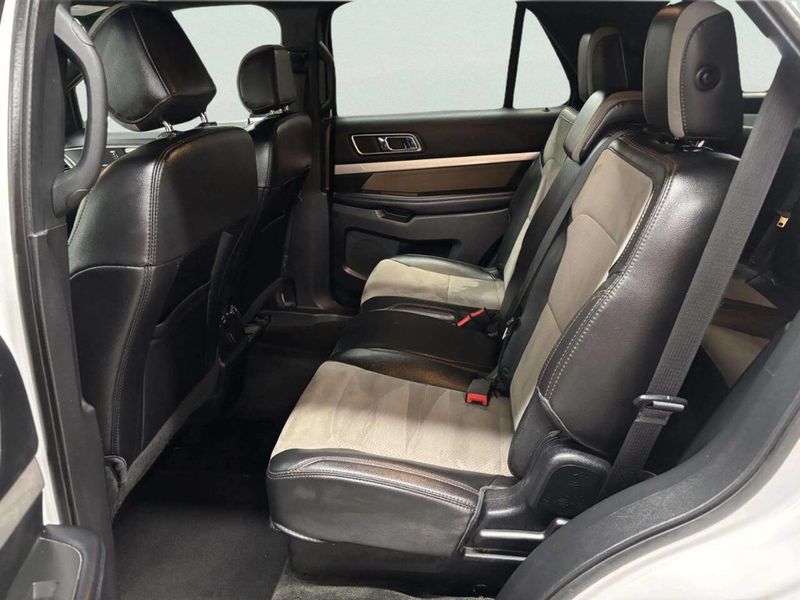 2017 Ford Explorer XLT 4WD - 23050916 - 16