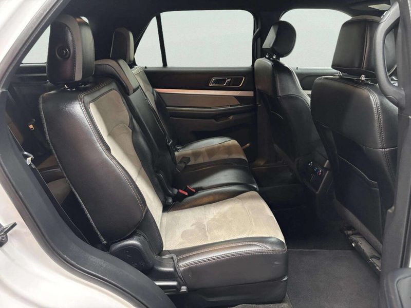 2017 Ford Explorer XLT 4WD - 23050916 - 19
