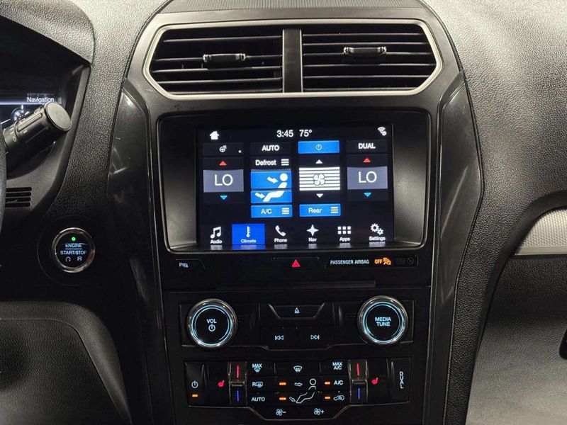 2017 Ford Explorer XLT 4WD - 23050916 - 25