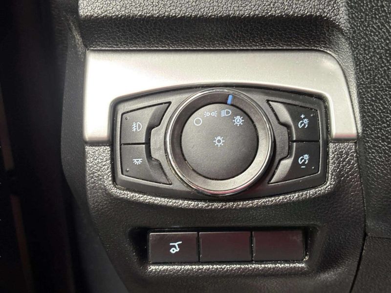 2017 Ford Explorer XLT 4WD - 23050916 - 28