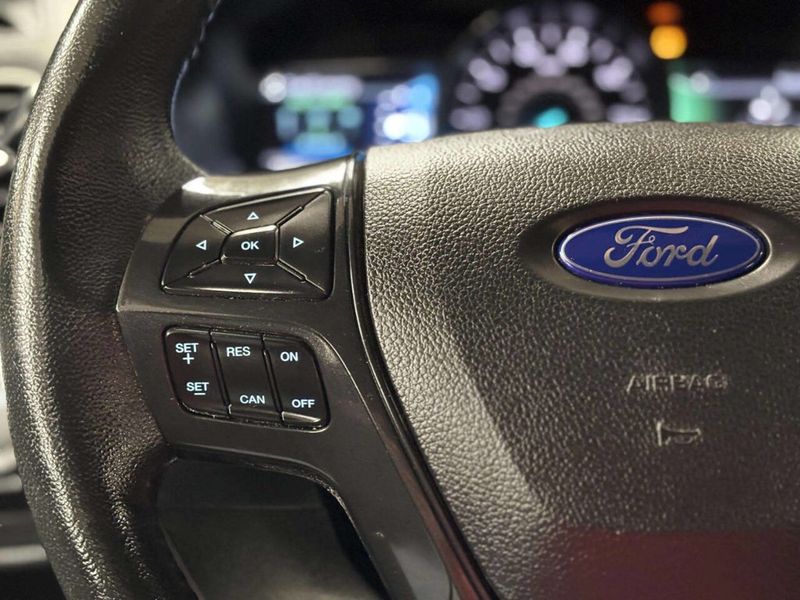 2017 Ford Explorer XLT 4WD - 23050916 - 29