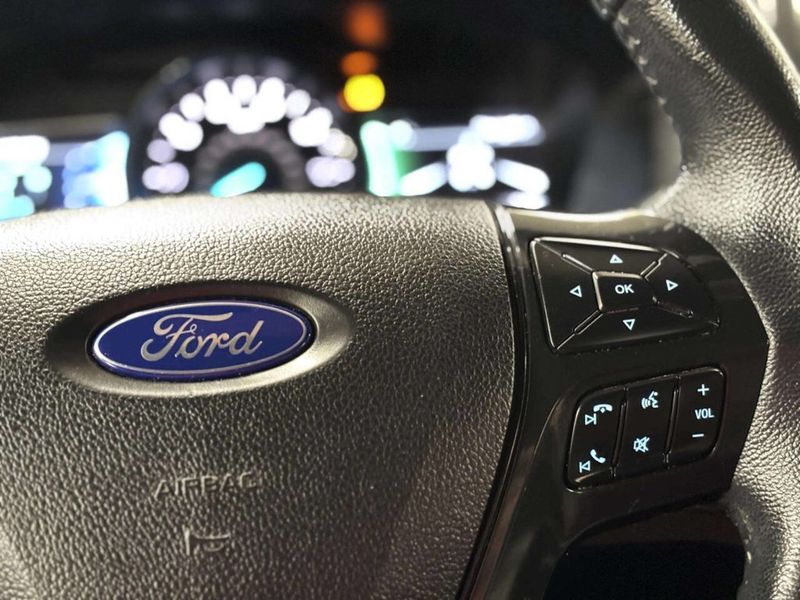 2017 Ford Explorer XLT 4WD - 23050916 - 30