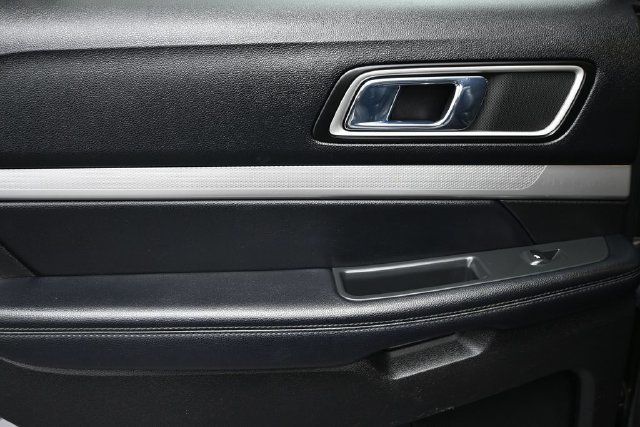 2017 Ford Explorer XLT 4WD - 23091532 - 9