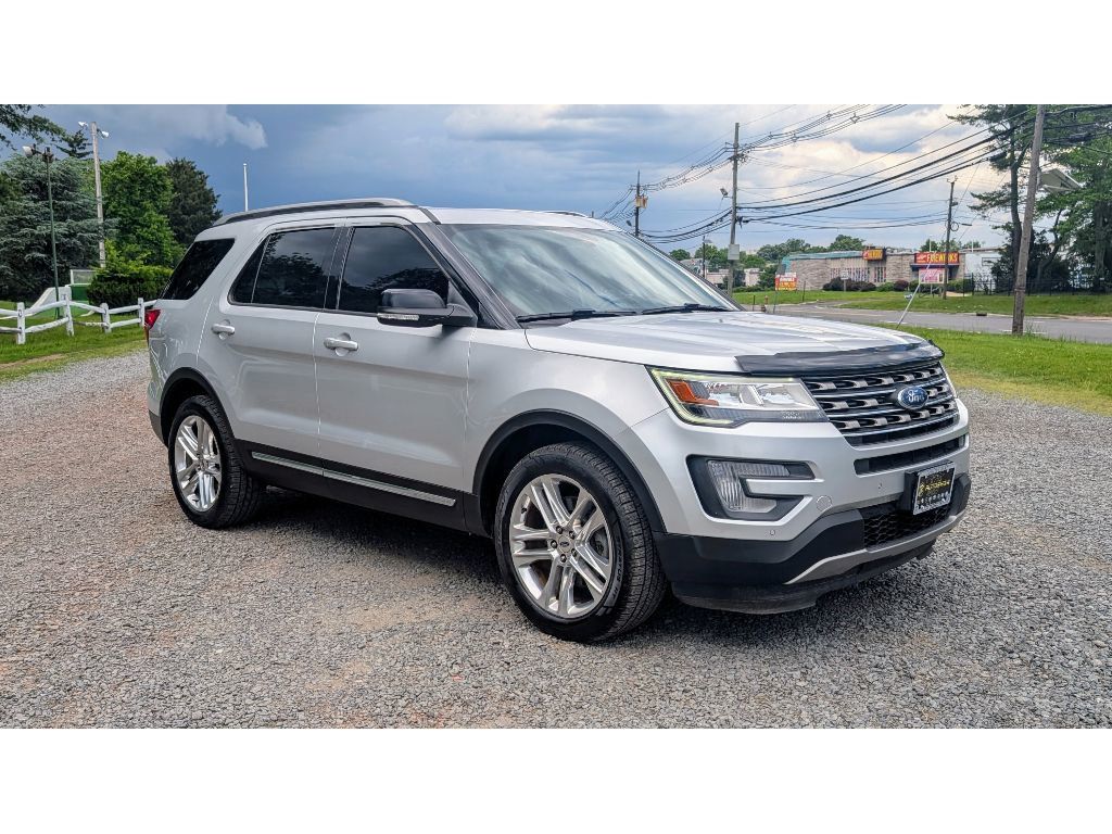2017 Ford Explorer XLT photo 3