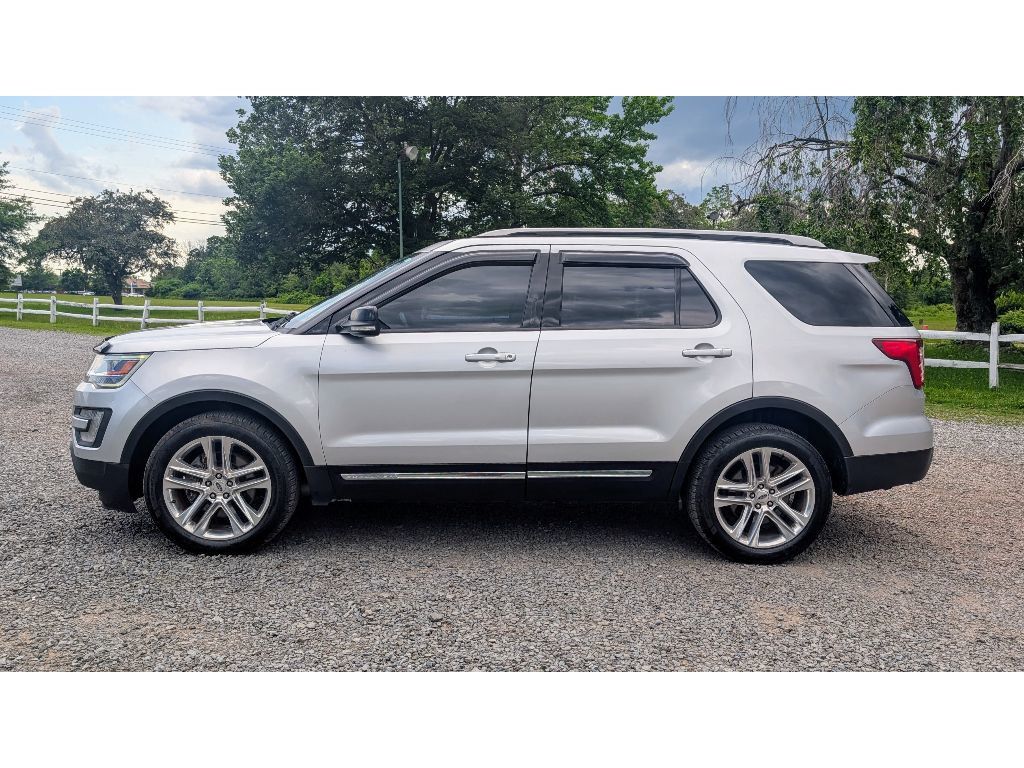 2017 Ford Explorer XLT photo 4