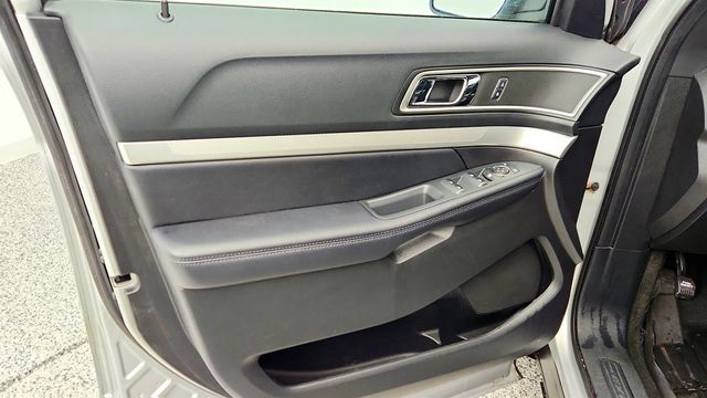 2017 Ford Explorer XLT 4WD w/ Equip 202A, Twin Panel Moonroof & Tech Feature Bundle - 22961338 - 10