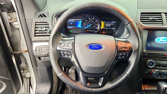 2017 Ford Explorer XLT 4WD w/ Equip 202A, Twin Panel Moonroof & Tech Feature Bundle - 22961338 - 13