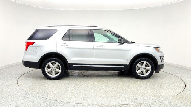 2017 Ford Explorer XLT 4WD w/ Equip 202A, Twin Panel Moonroof & Tech Feature Bundle - 22961338 - 3